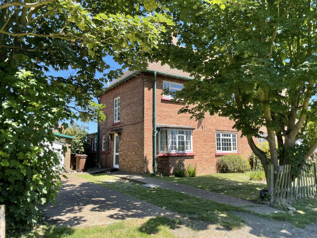 Lot: 32 - SEMI-DETACHED COTTAGE WITH POTENTIAL FOR EXTENSION ON LARGE PLOT -